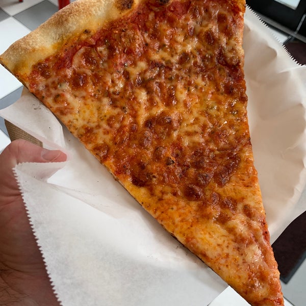 Foto tirada no(a) Williamsburg Pizza por Carter C. em 8/7/2019