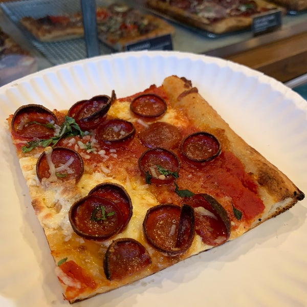 Foto scattata a Williamsburg Pizza da Carter C. il 11/30/2018