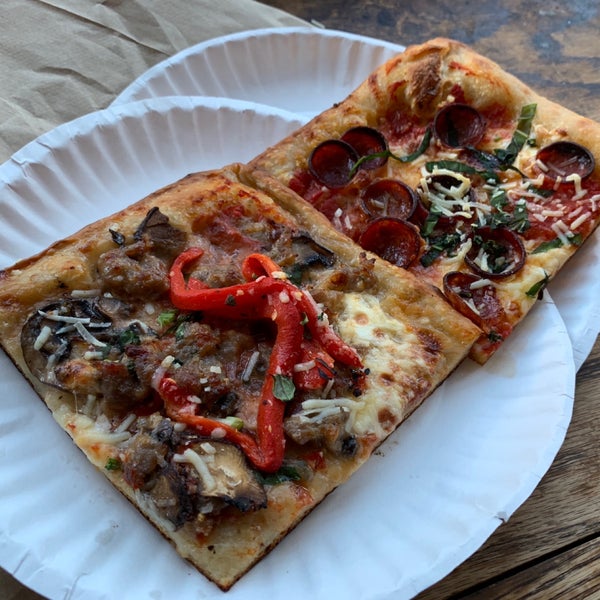 Снимок сделан в Williamsburg Pizza пользователем Carter C. 1/11/2019