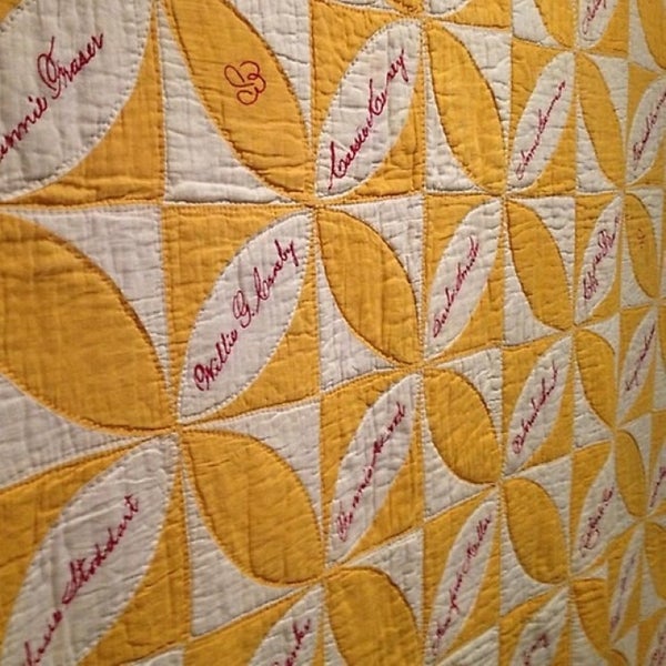12/31/2012 tarihinde Becky J.ziyaretçi tarafından Textile Museum of Canada'de çekilen fotoğraf