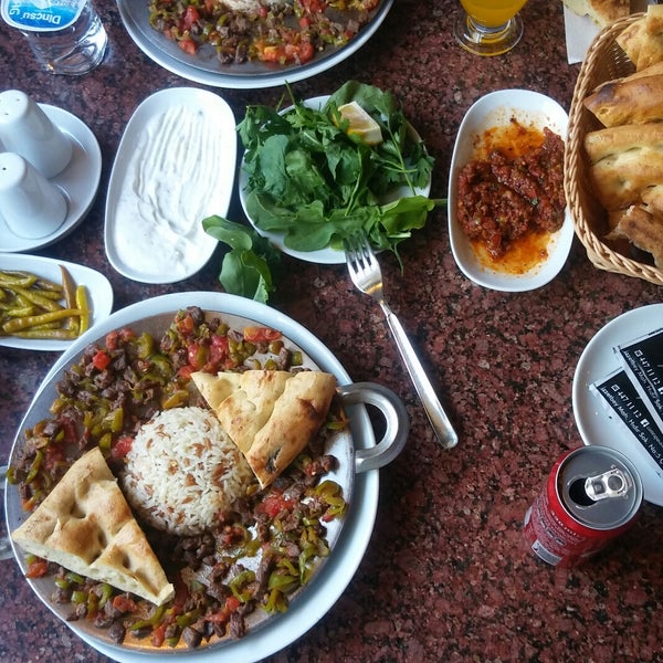 Снимок сделан в Paşa Ocakbaşı Restoran пользователем Ümran C. 6/30/2017