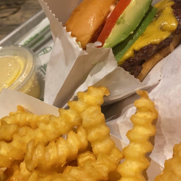 Photo taken at Shake Shack by Y on 3/20/2022