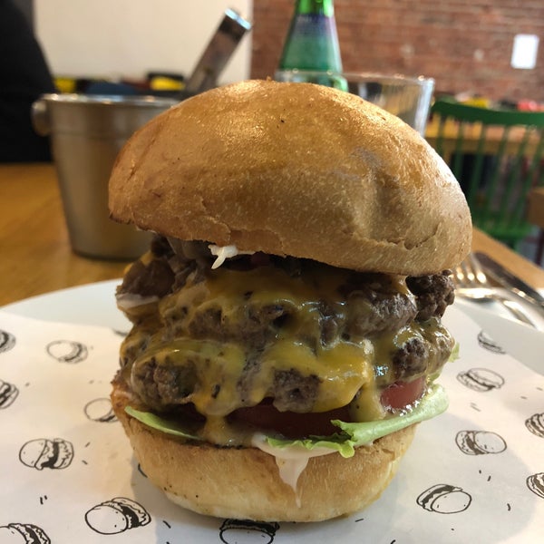 Foto tirada no(a) Boom! Burgers por Lyubomira A. em 11/20/2018