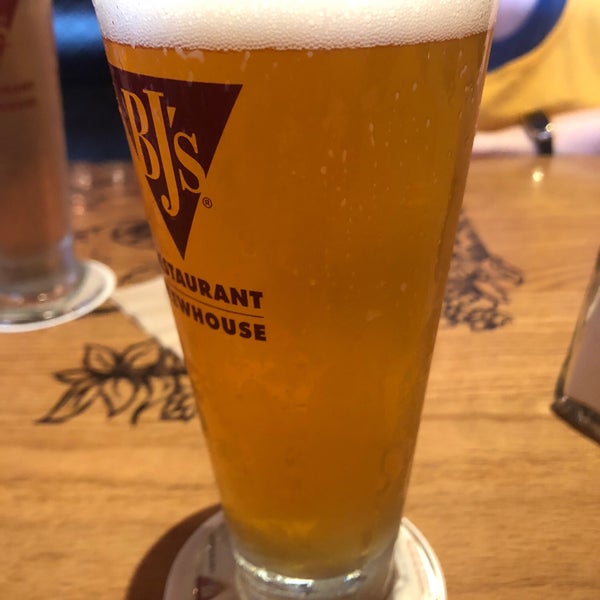 Photo taken at BJ&#39;s Restaurant &amp; Brewhouse by Kirby F. on 5/28/2018