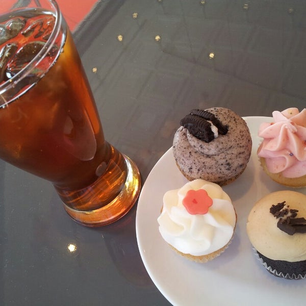 รูปภาพถ่ายที่ The Cupcake Bar โดย Amanda M. เมื่อ 5/30/2013