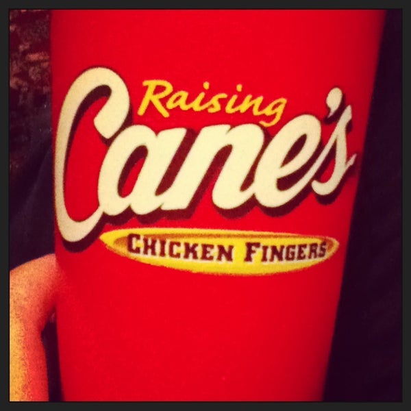รูปภาพถ่ายที่ Raising Cane&#39;s Chicken Fingers โดย Kenzie L. เมื่อ 4/8/2013