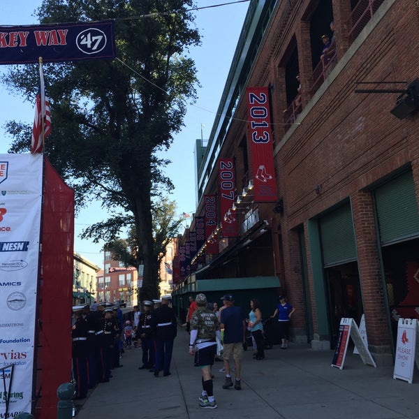 Foto tomada en Red Sox Team Store  por Paul M. el 7/23/2016