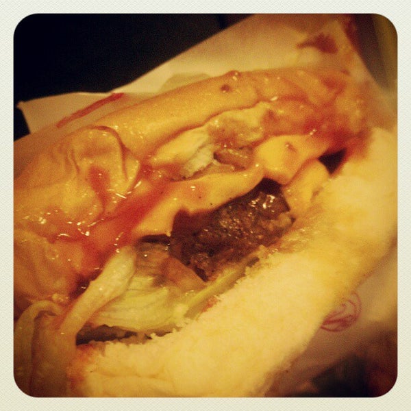 Foto tirada no(a) Marshall&#39;s Burger por tallpiscesgirl.com em 10/24/2012