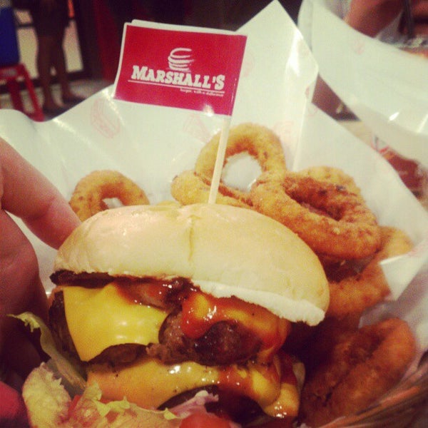 Foto tirada no(a) Marshall&#39;s Burger por tallpiscesgirl.com em 12/6/2012