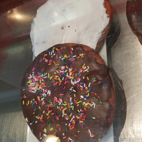 Снимок сделан в Donuts Delite / Salvatore&#39;s Old Fashioned Pizzeria пользователем Theresa A. 9/9/2017