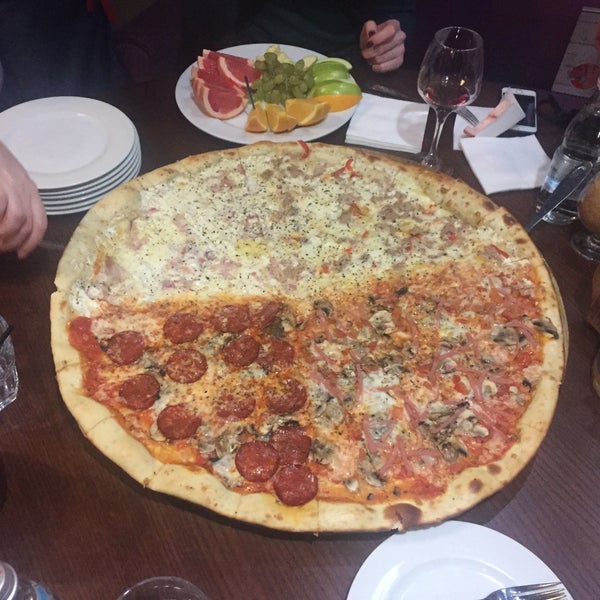 Foto tomada en Brother&#39;s pizza  por Jane el 12/18/2016