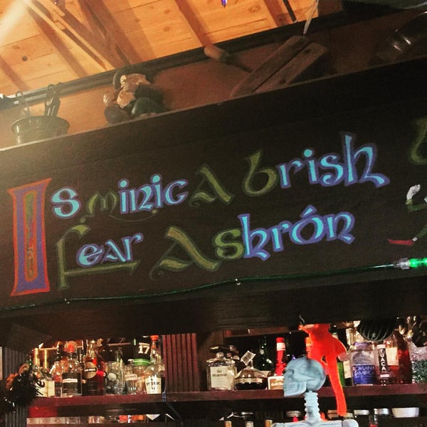 Снимок сделан в Rosie McCaffrey&#39;s Irish Pub пользователем Suzi F. 10/18/2015