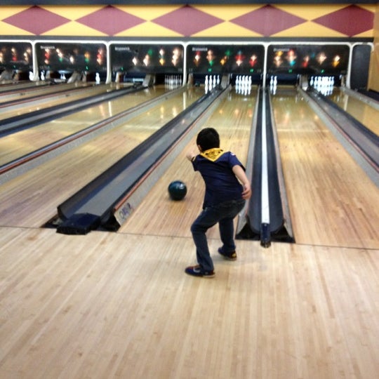 10/12/2012にSteve B.がPalace Bowling &amp; Entertainment Centerで撮った写真