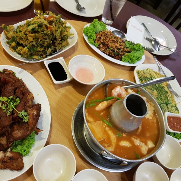 Foto tirada no(a) Chokdee Thai Cuisine por Kenji T. em 7/22/2018