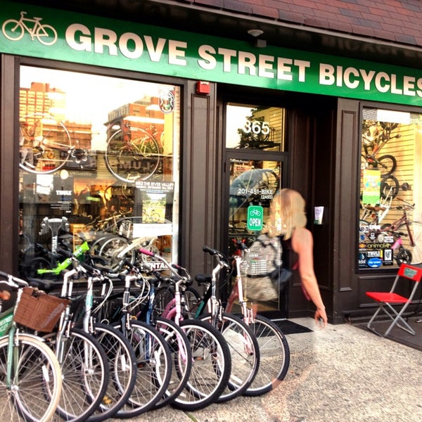 รูปภาพถ่ายที่ Grove Street Bicycles โดย Andrew A. เมื่อ 8/21/2013