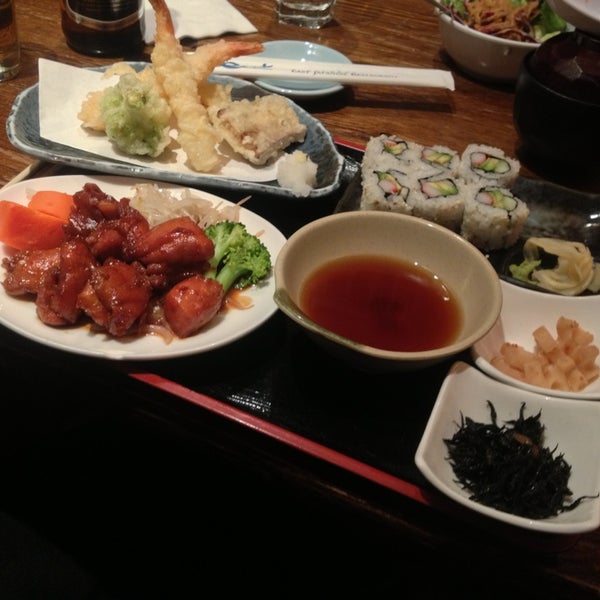 Foto tirada no(a) East Japanese Restaurant por Andrew A. em 12/28/2012