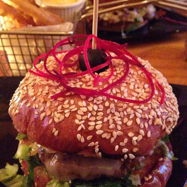 Foto tirada no(a) Smokey Burger Organic por Halalfoodcritic em 11/25/2013