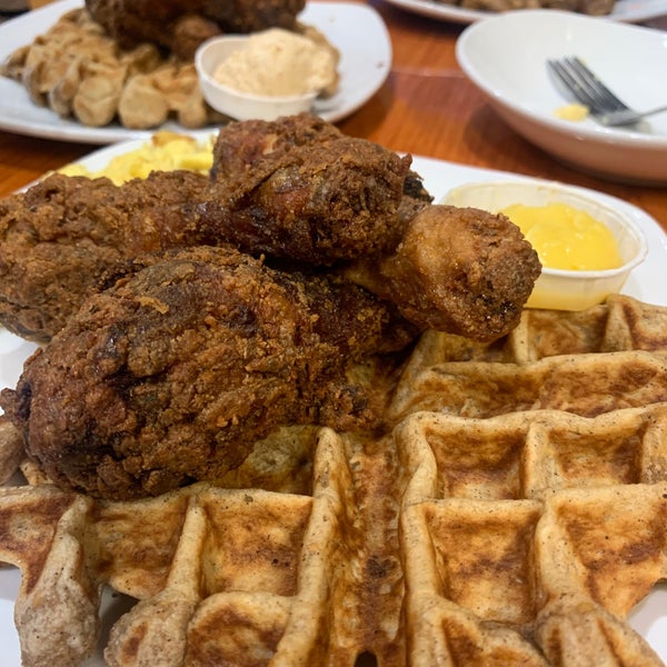 Foto scattata a Dame&#39;s Chicken &amp; Waffles da Richard L. il 12/7/2019