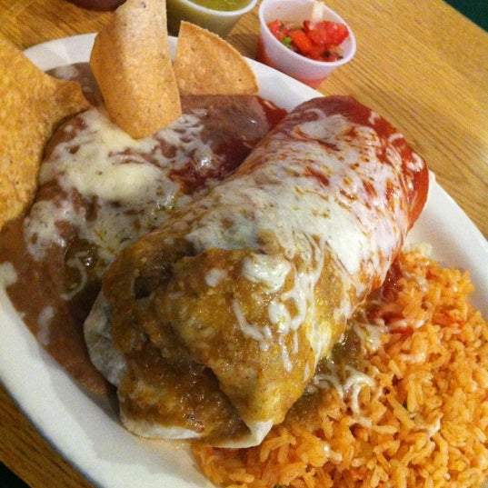 Foto diambil di La Fogata Mexican Restaurant &amp; Catering oleh Dumptruck pada 11/8/2012