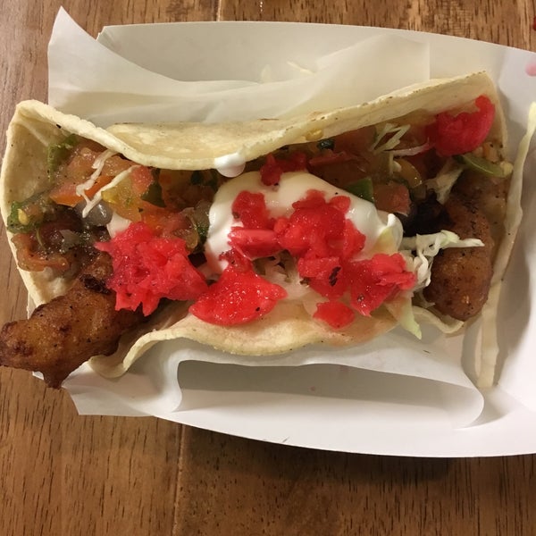 5/30/2017에 sandy h.님이 Best Fish Taco in Ensenada에서 찍은 사진