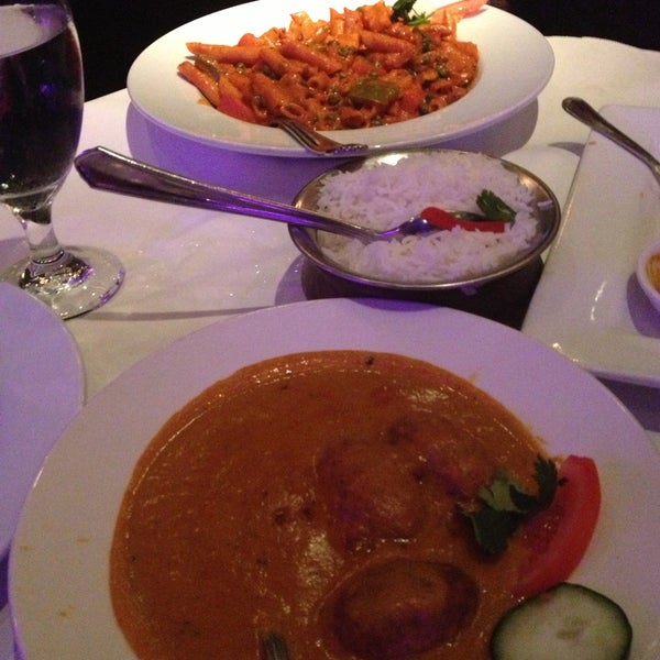 รูปภาพถ่ายที่ Bombay Exotic Cuisine of India โดย Julia W. เมื่อ 5/12/2013
