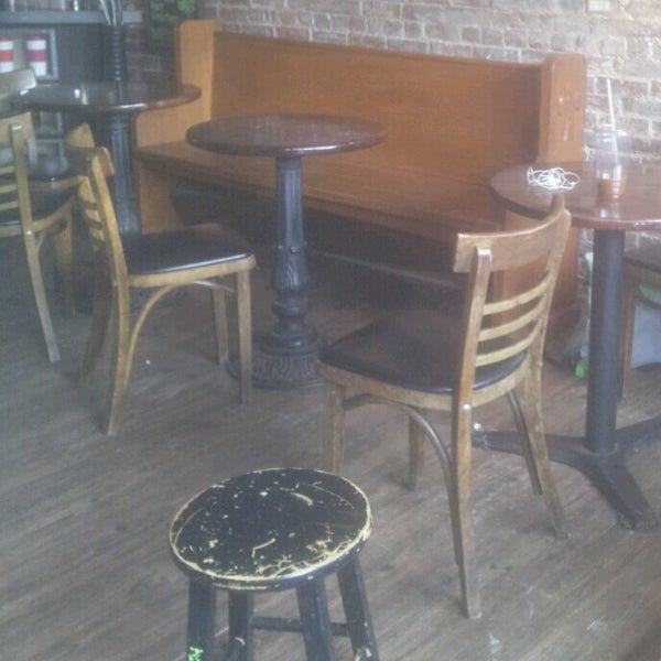 5/18/2013 tarihinde David Smaller @.ziyaretçi tarafından Green T Coffee Shop'de çekilen fotoğraf