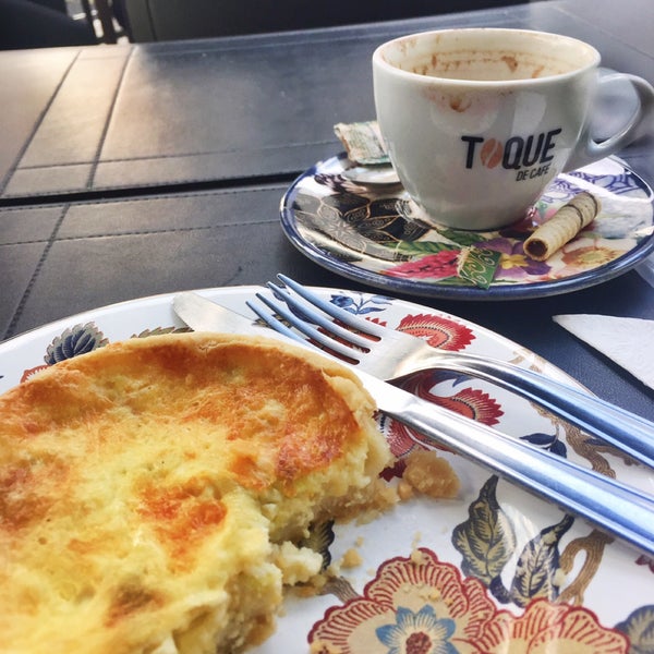 Photo taken at Toque de Café by Ketty B. on 6/13/2019