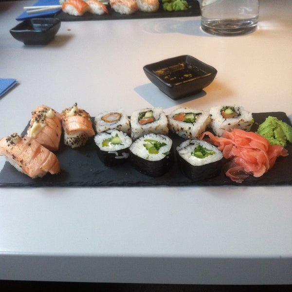 Foto tomada en Sushi&#39;N&#39;Roll  por Maria V. el 4/19/2013