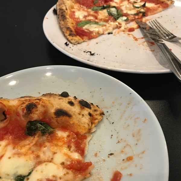 Photo prise au Crust Pizzeria Napoletana par David B. le4/18/2017