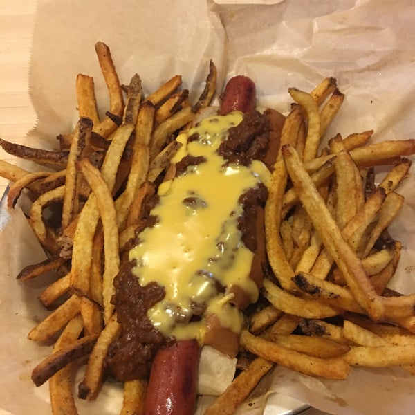 Foto diambil di Meatheads Burgers &amp; Fries oleh Kevin S. pada 11/15/2017