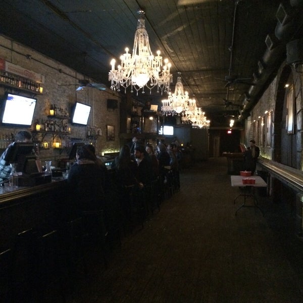 Foto tomada en Burnside&#39;s Tavern  por Jennifer H. el 1/31/2015