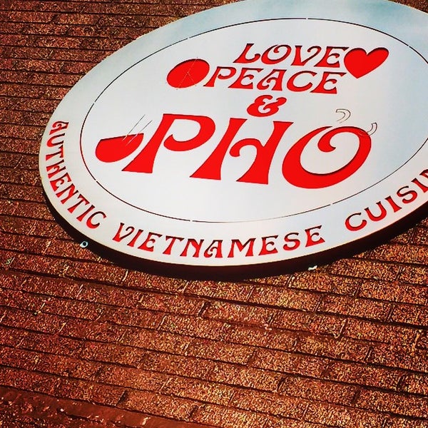 Foto tomada en Love, Peace, and Pho  por Ron R. el 4/9/2015