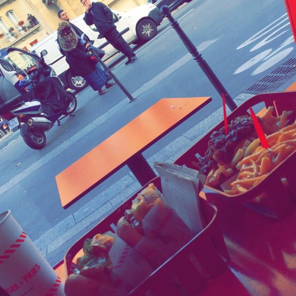 Photo prise au Burger and Fries par Noura H. le9/22/2015