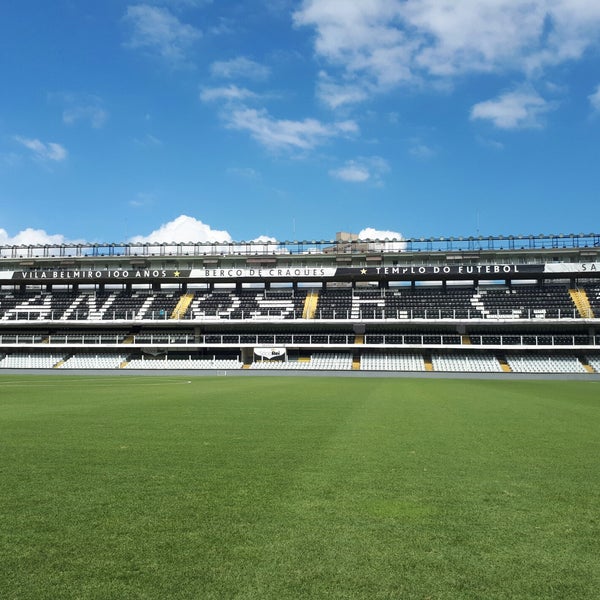 Photo taken at Estádio Urbano Caldeira (Vila Belmiro) by Thais S. on 12/9/2017