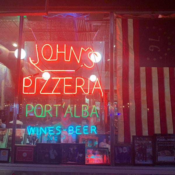 Foto diambil di John&#39;s of Bleecker Street oleh Chris v. pada 8/6/2022
