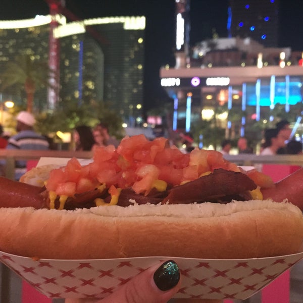 Foto tirada no(a) Pink&#39;s Hot Dogs por Vania C. em 7/28/2015