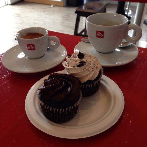 6/14/2014 tarihinde Alessandro C.ziyaretçi tarafından Cup &amp; Cake Cafe'de çekilen fotoğraf
