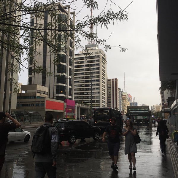รูปภาพถ่ายที่ Avenida Paulista โดย Beatriz V. เมื่อ 11/6/2016