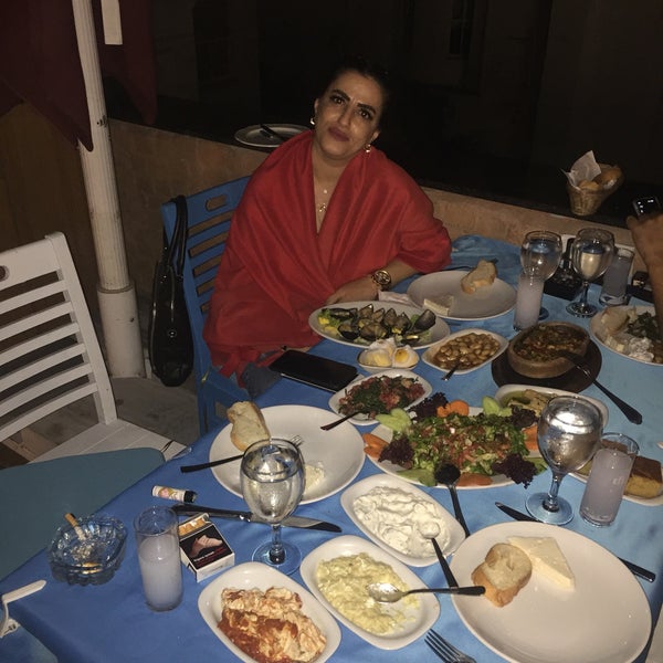 Das Foto wurde bei İskele Restaurant von Aysun Y. am 8/31/2019 aufgenommen