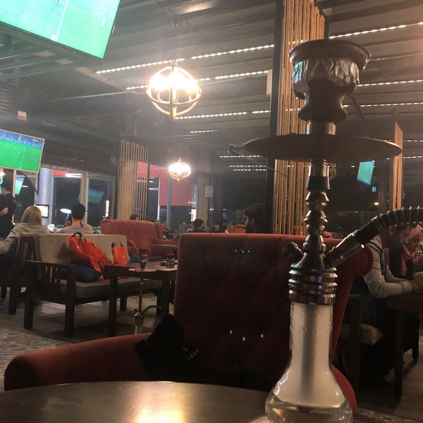 Das Foto wurde bei Vatra Cafe &amp; Restaurant Nargile von Ertuğrul K. am 11/9/2019 aufgenommen
