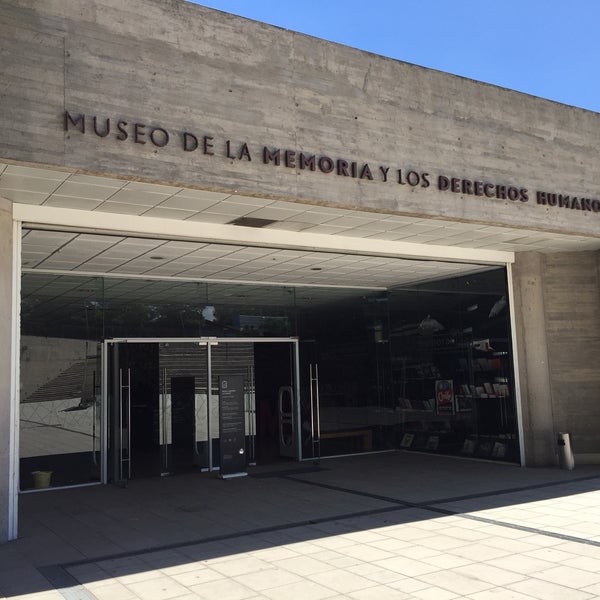 Foto diambil di Museo de la Memoria y los Derechos Humanos oleh Fernando A. pada 11/5/2017