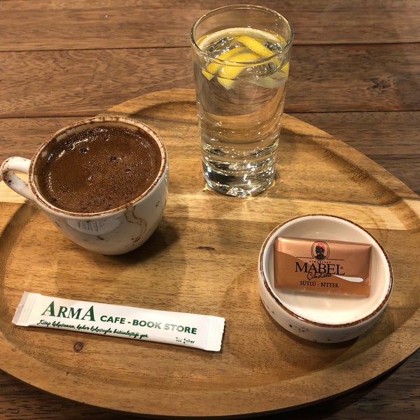 Das Foto wurde bei Arma Cafe &amp; Bookstore von Muratt am 10/3/2018 aufgenommen