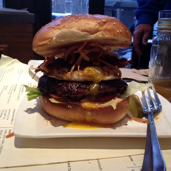 รูปภาพถ่ายที่ Amsterdam Burger Company โดย stephanie เมื่อ 1/5/2014