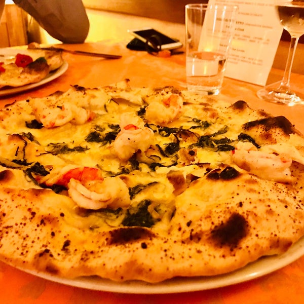 Foto diambil di Pizzeria Ai Cacciatori Da Ezio oleh Veronica R. pada 4/6/2018