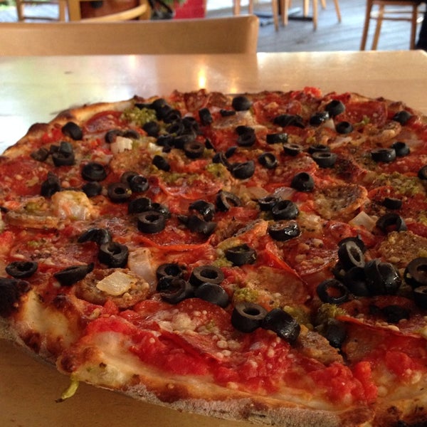 Foto scattata a Salvation Pizza - 34th Street da *Texas Y. il 7/5/2014