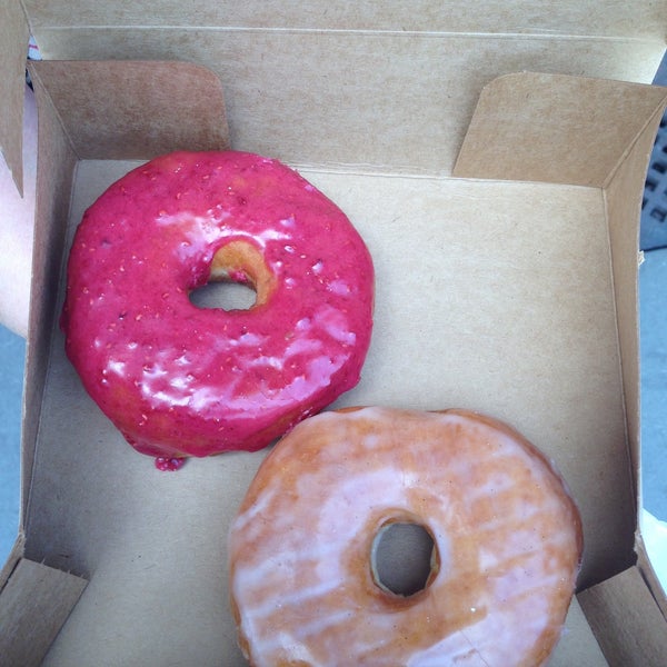 4/13/2013 tarihinde Mariya M.ziyaretçi tarafından Glazed Gourmet Doughnuts'de çekilen fotoğraf