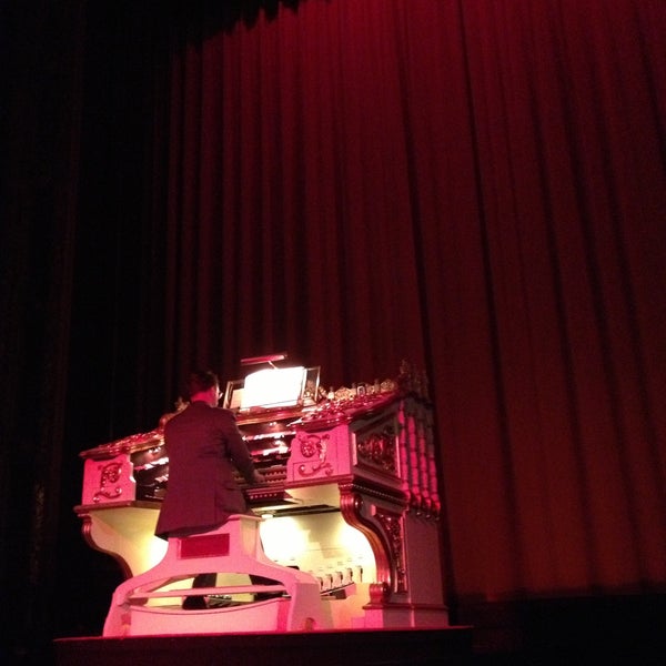 Das Foto wurde bei Landmark Loew&#39;s Jersey Theatre von Robin N. am 6/9/2013 aufgenommen