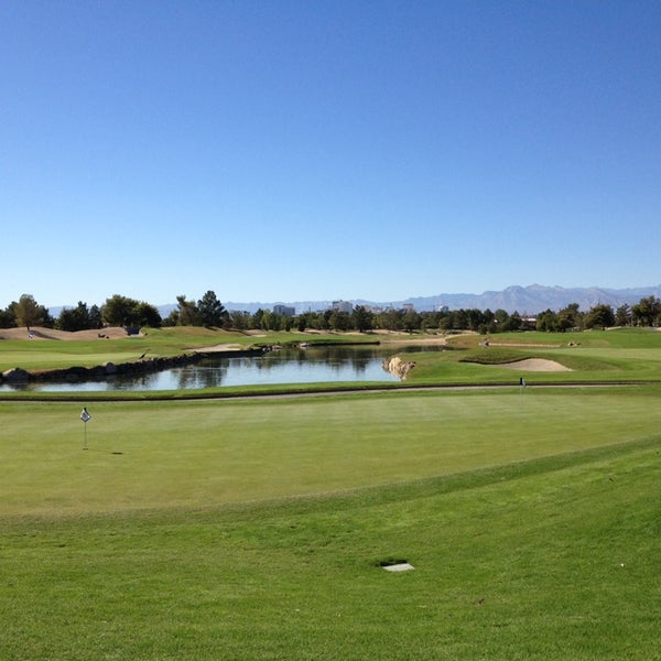 Foto scattata a Desert Pines Golf Club and Driving Range da Robin N. il 10/20/2013