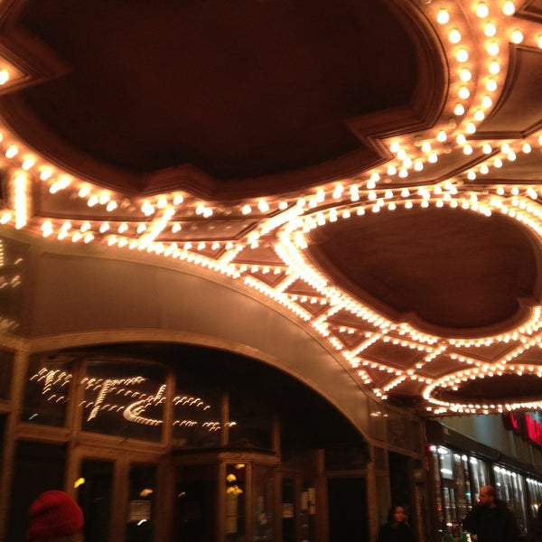 1/26/2013에 Robin N.님이 Landmark Loew&#39;s Jersey Theatre에서 찍은 사진