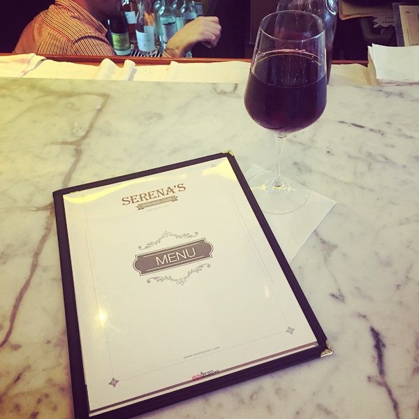 Foto scattata a Serena&#39;s Wine Bar-Cafe da Pamela P. il 5/3/2015